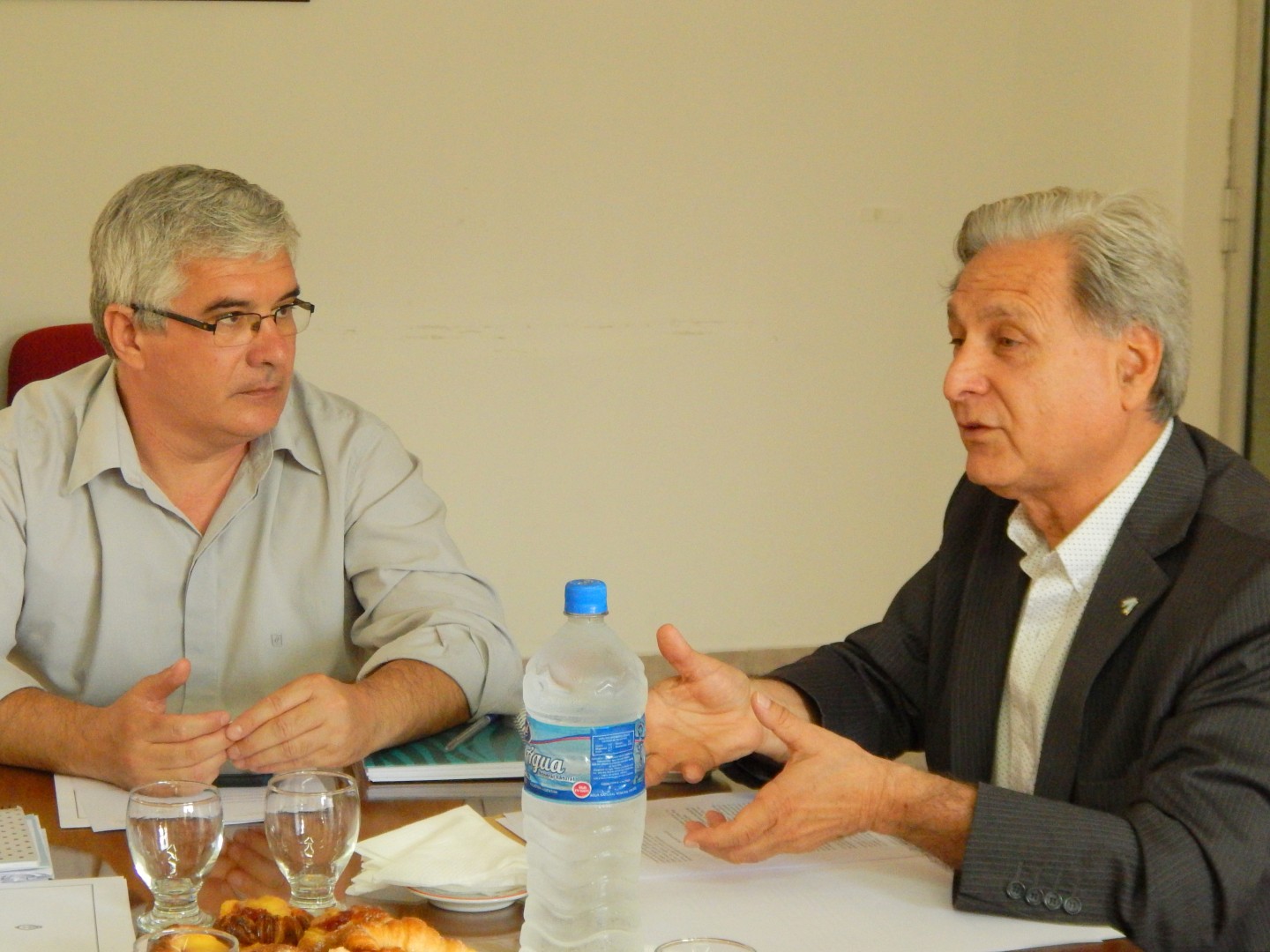 El intendente de Oro Verde recibió al diputado Julio Solanas por el  proyecto de declaración del “Campo Paracao” como reserva natural – Portal  Comunitario de Oro Verde