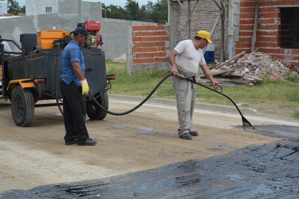 Riego asfáltico y mejoramiento de calles en la zona oeste de Oro Verde ...