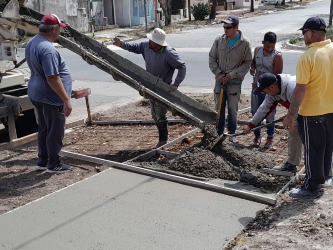 El municipio colabora con la construcción de las veredas del templo de la Parroquia