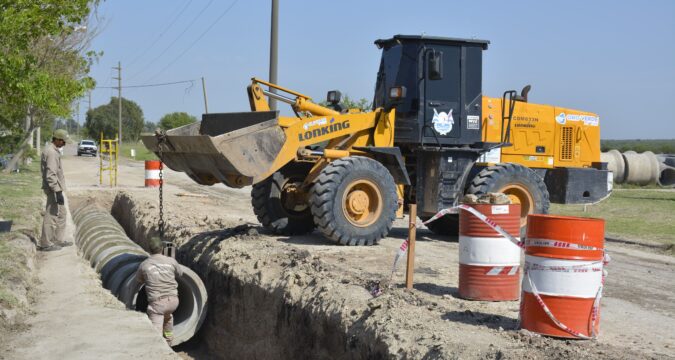 Continúa la instalación de la red de desagües pluviales en Avenida Los Laureles