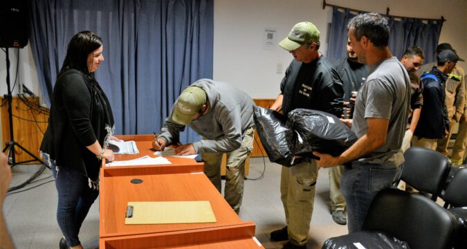 Entrega de indumentaria para el personal de planta obrera