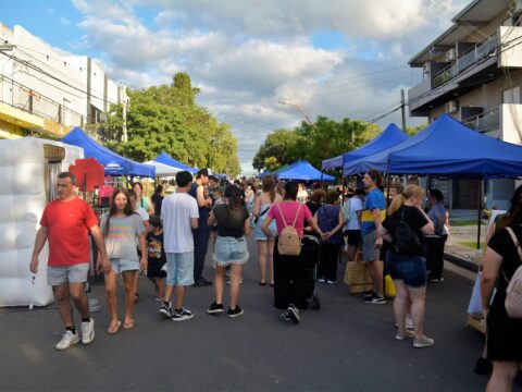 Tuvo su primera noche la feria navideña Regalá local