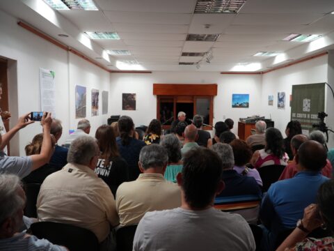 Omar Peltzer presentó su disco “De derrota en derrota” en el Museo Conrado Hasenauer