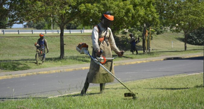 Reforzamos el corte de pasto en distintas zonas de la planta urbana