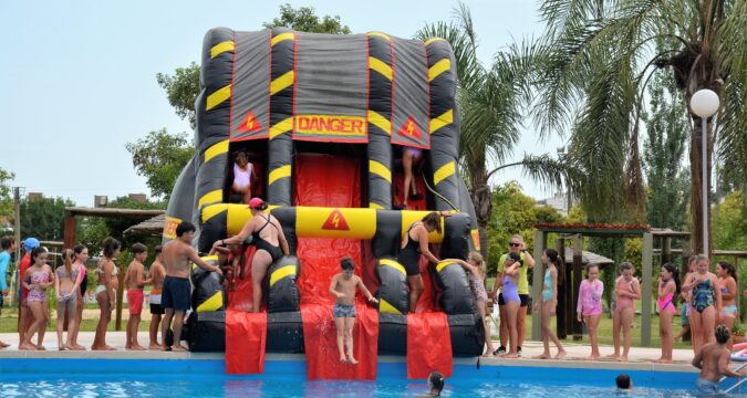 Escuelita de Natación y Vida en la Naturaleza: el grupo de 8 y 9 años disfrutó del tobogán inflable