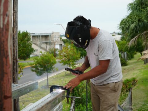 Instalan los perfiles para el techo del Alojamiento social y deportivo