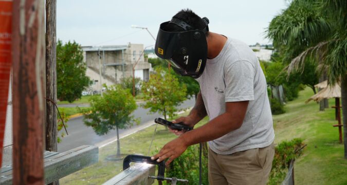 Instalan los perfiles para el techo del Alojamiento social y deportivo