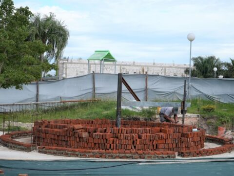 Avanza la construcción del nuevo natatorio en la esquina de Los Tordos y Los Sauces