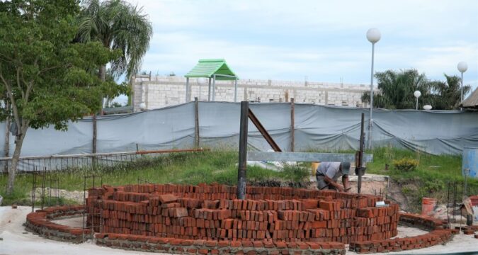 Avanza la construcción del nuevo natatorio en la esquina de Los Tordos y Los Sauces
