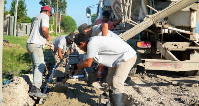 Trabajos para asfaltar el último tramo de Av. Los Laureles