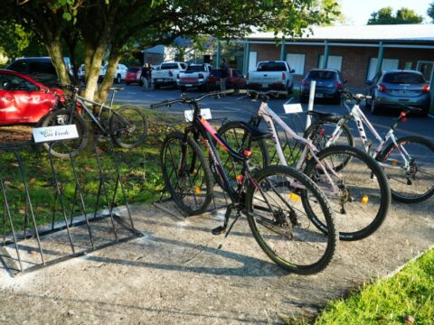 Comenzamos a instalar bicicleteros en escuelas, facultades e instituciones de la localidad