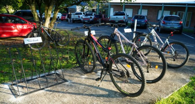 Comenzamos a instalar bicicleteros en escuelas, facultades e instituciones de la localidad