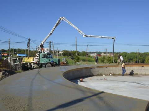 La nueva pileta del Complejo municipal ya tomó forma