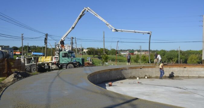 La nueva pileta del Complejo municipal ya tomó forma