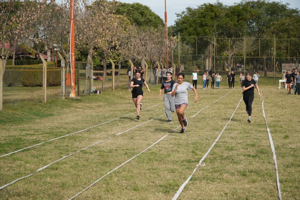 El área de Deportes llevó adelante el intercolegial de atletismo con escuelas de zona