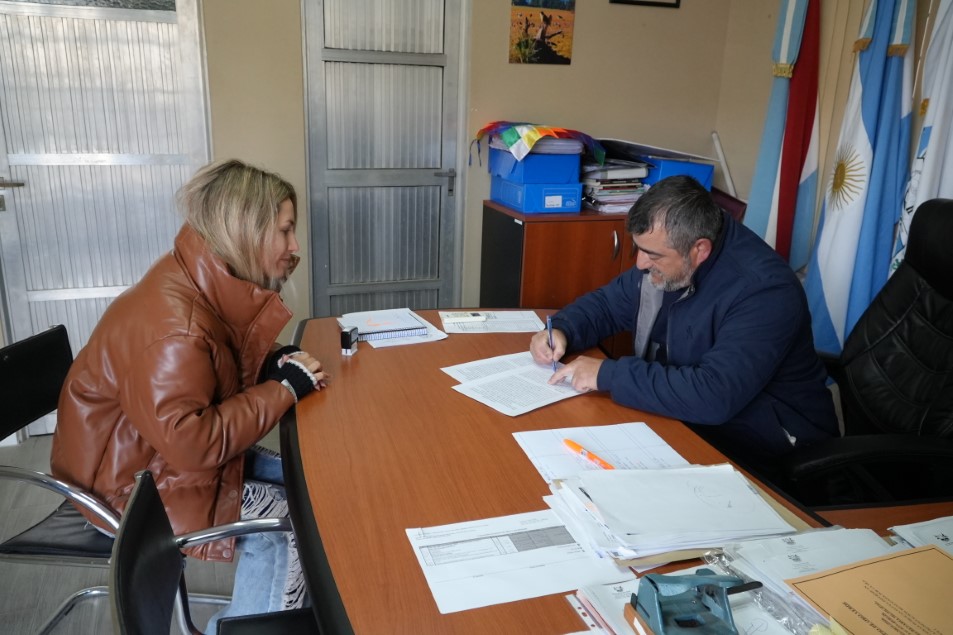 Pavimento en calle Las Rosas: firmaron el contrato para el inicio de la obra