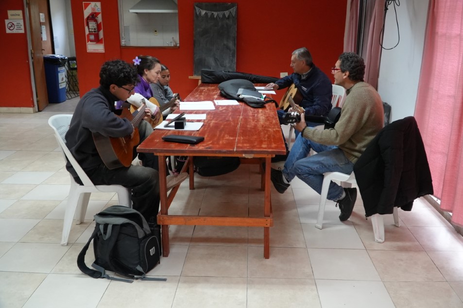 Iniciación musical para adultos: un lugar para aprender el lenguaje de notas y acordes