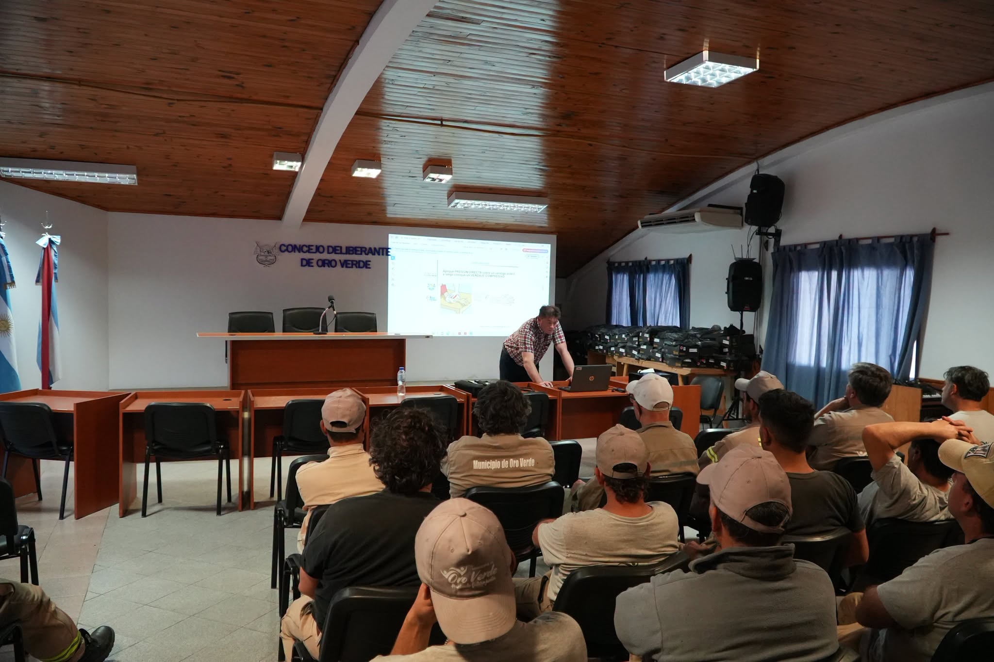 Entrega de indumentaria para empleados municipales y capacitación laboral