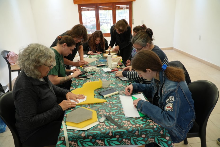 Taller gratuito municipal de Encuadernación y cartonaje: el arte de enseñar un oficio artesanal