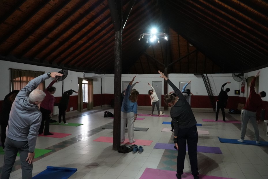 Taller de yoga dinámico: un espacio para relajarse en movimiento