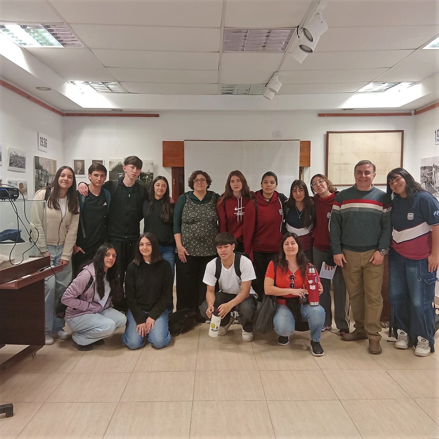 Estudiantes visitaron la muestra “Un sueño para la provincia” en el Museo Conrado Hasenauer