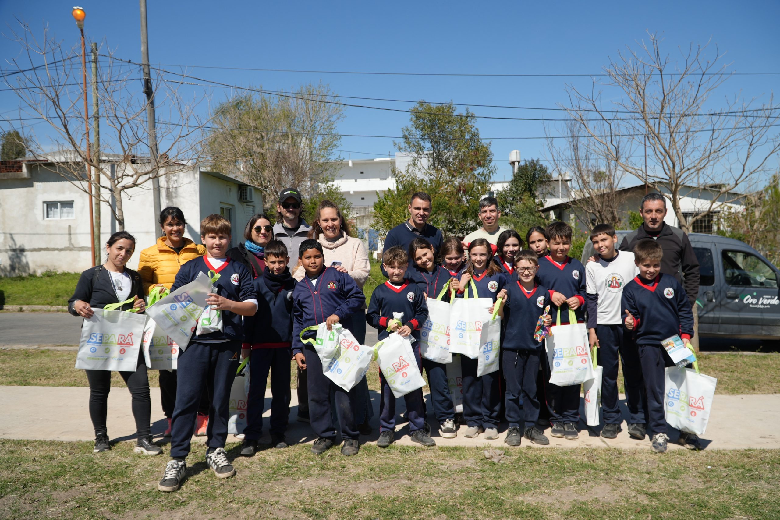 Plantación de árboles en el Paseo de las Diagonales con escuelas de la localidad