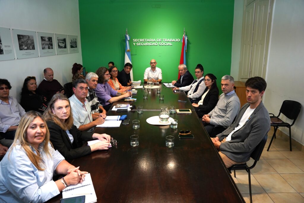 El gobierno provincial presentó una propuesta de mejora salarial a los gremios docentes