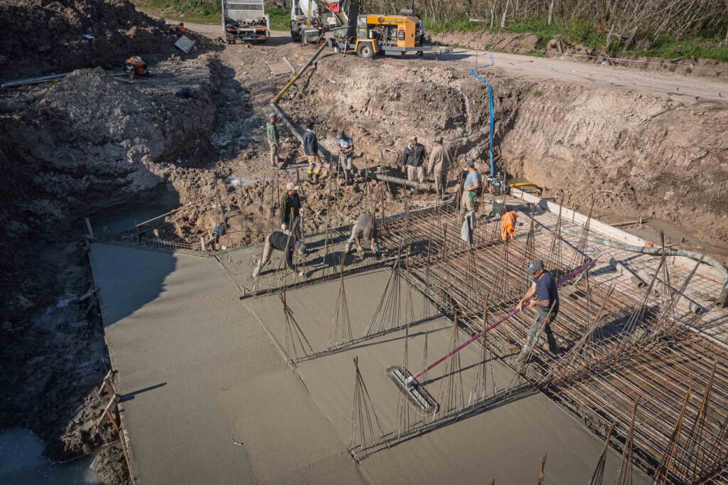 Continúa la construcción de calzadas sumergibles en el departamento Nogoyá