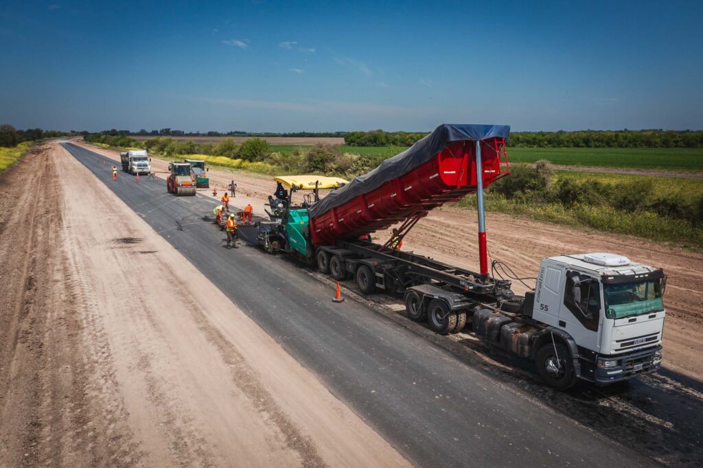 Vecinos y productores destacan el avance del asfaltado del acceso a Puerto Curtiembre