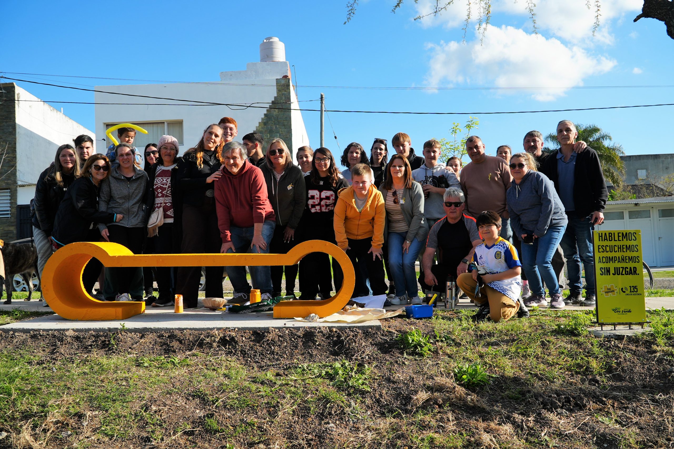 Primer banco amarillo en el Paseo de las Diagonales