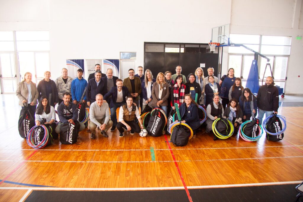 El Gobierno de Entre Ríos entregó kits deportivos a 24 escuelas de Concordia