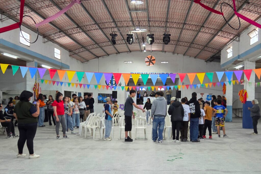 Adolescentes celebraron la primavera con propuestas recreativas y artísticas en Paraná