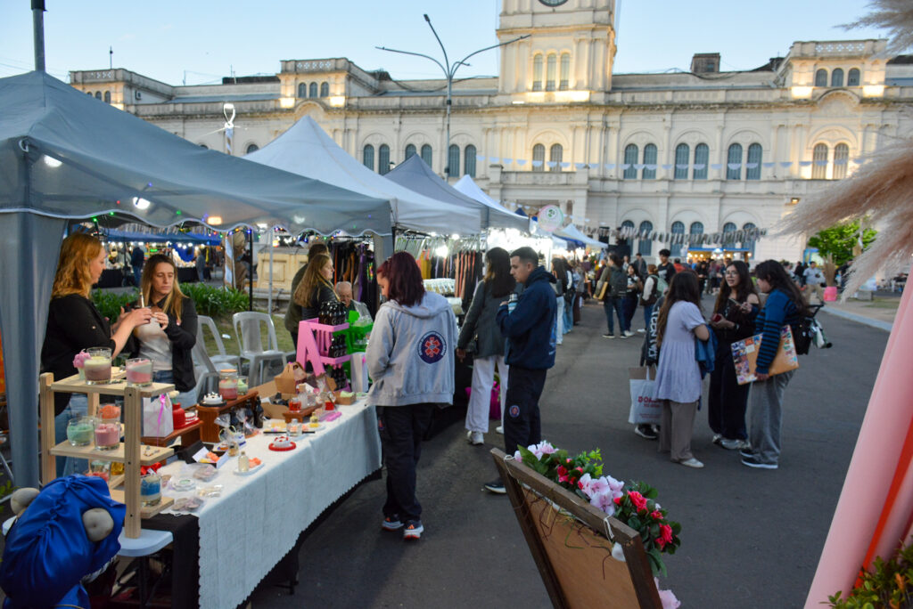 Plaza Mansilla fue sede de una concurrida Feria del Día de la Madre de Manos Entrerrianas