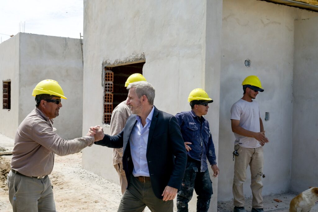 Frigerio recorrió la obra de 10 viviendas destinadas personal policial en Chajarí